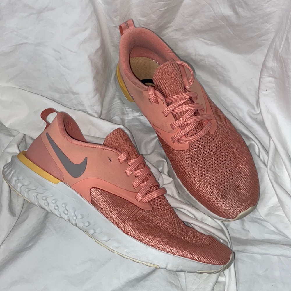 Women’s Nike Flyknit Odyssey React Light Pink Running Shoe. Size 8.